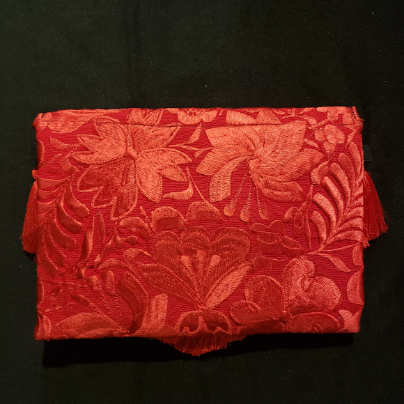 Red embroidered clutch with tassels - Picture 2 of 3